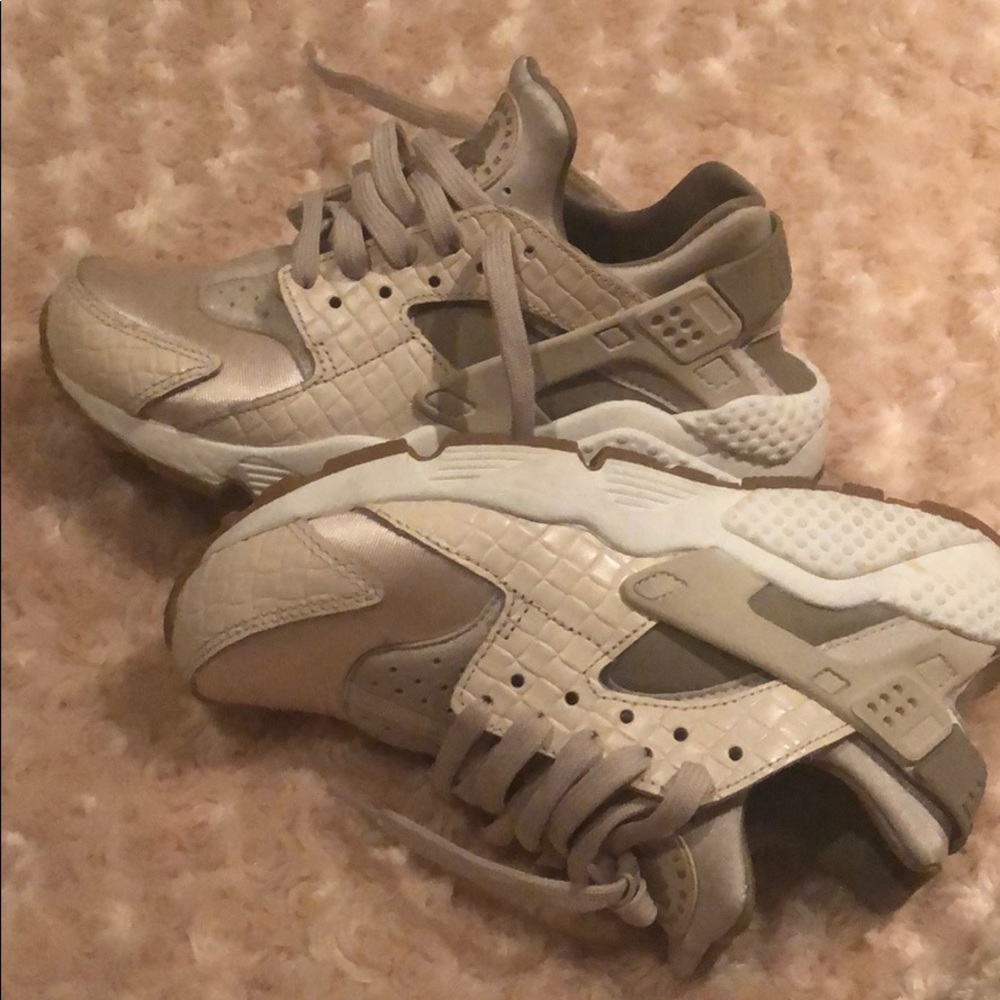 Nike Women’s size 7 hurraches- worn a few times
